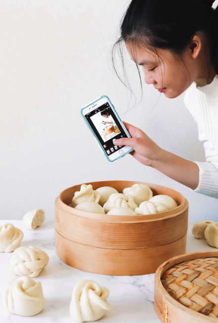 Victoria Ngai clicking food photographs